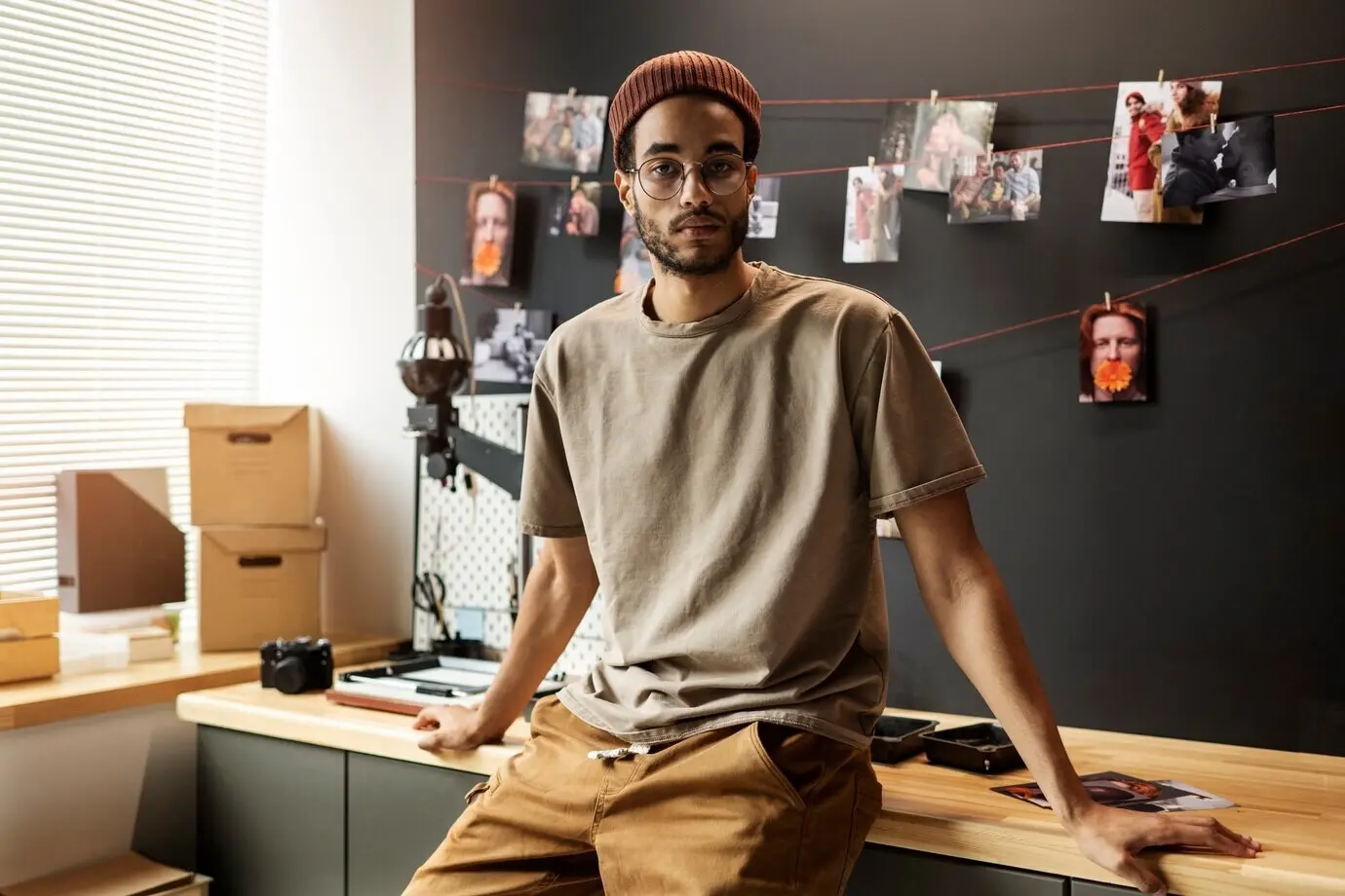 Средний план: мужчина в фотолаборатории.