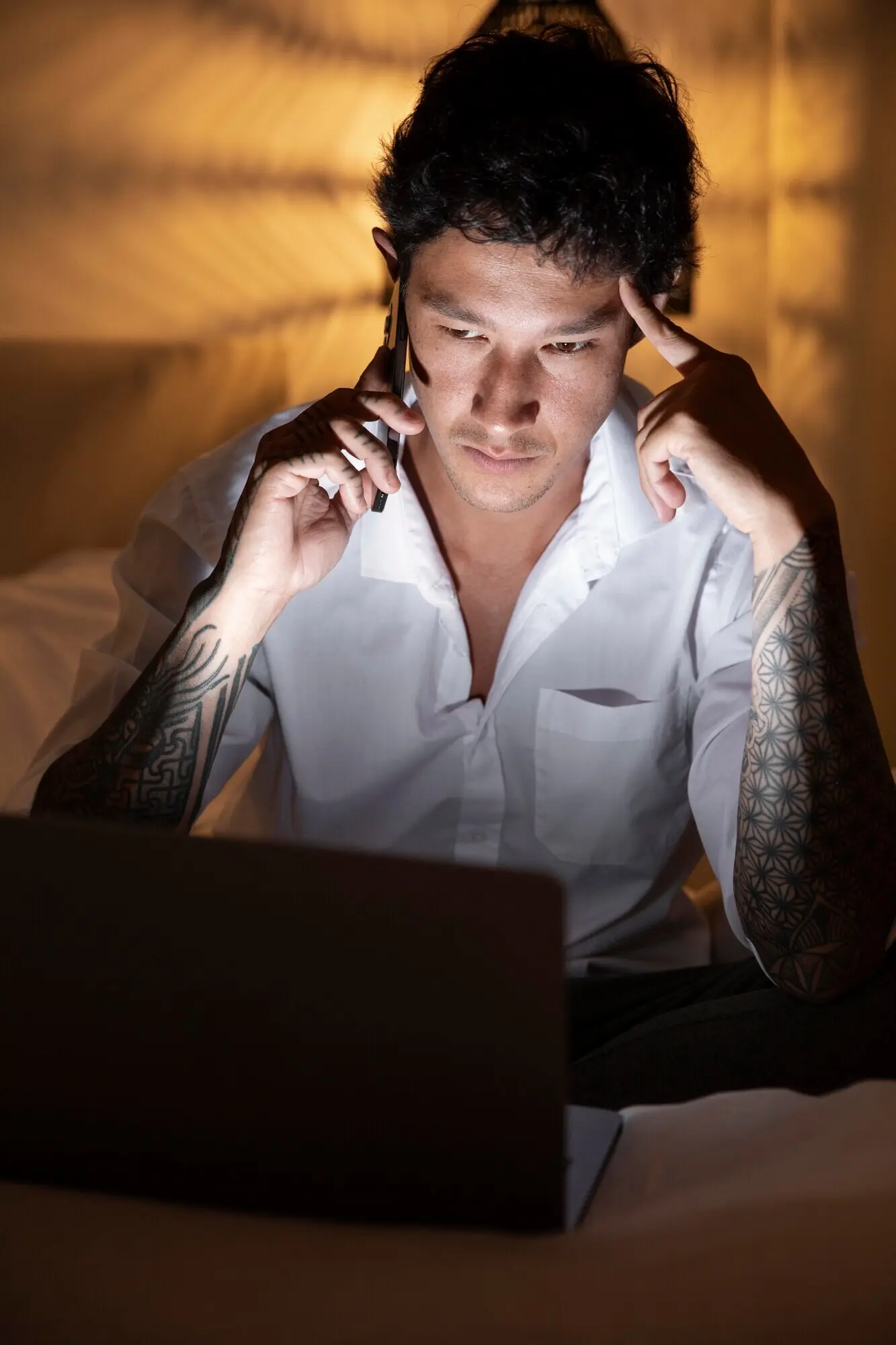 Средний план: мужчина работает за ноутбуком.