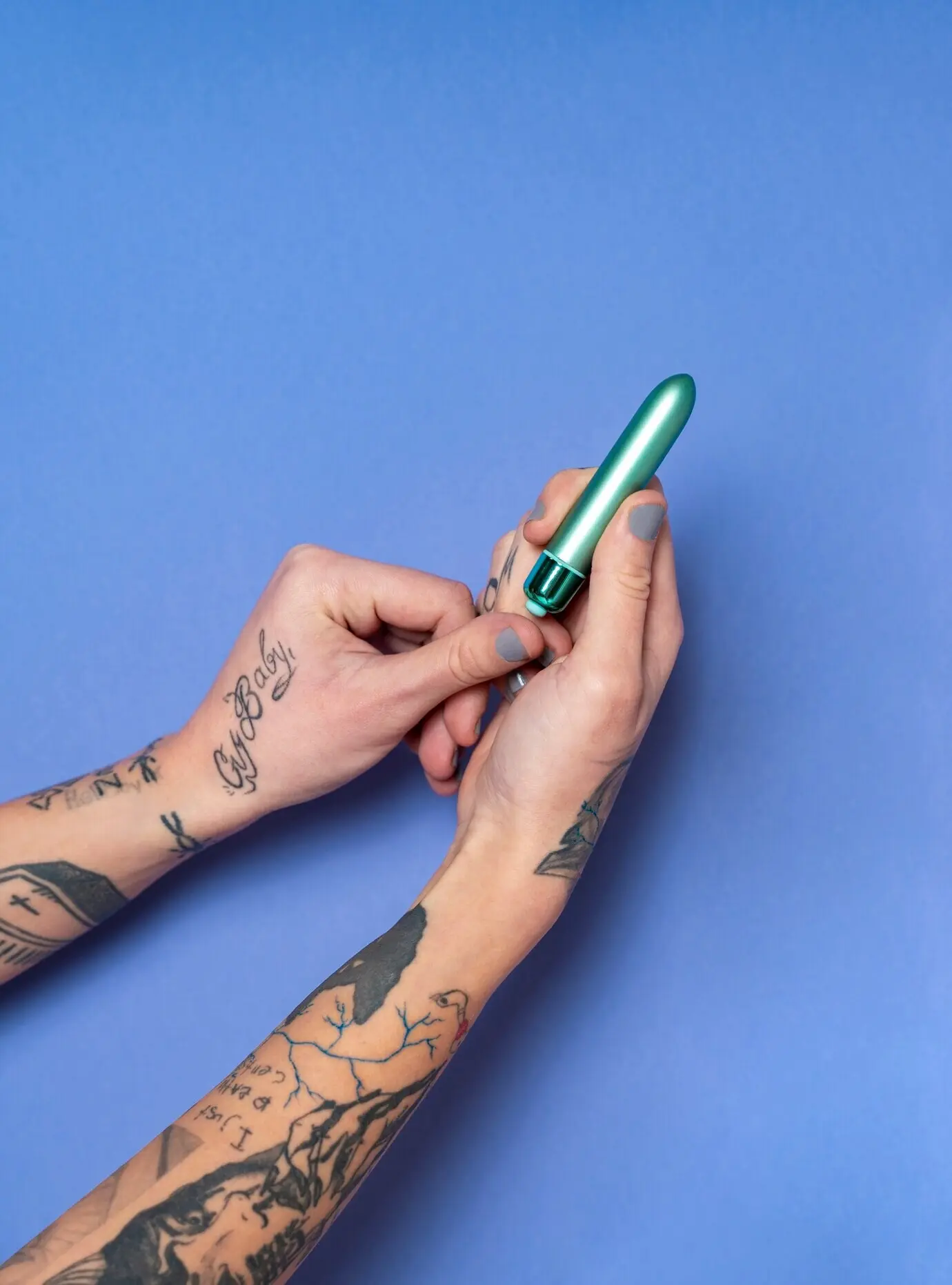 Руки держат вибратор, вид сверху.