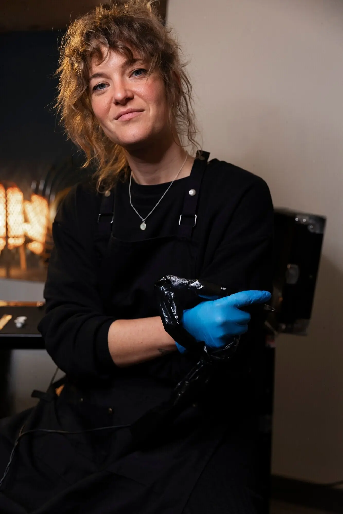 Средний план улыбающегося тату-мастера.